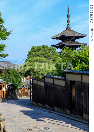 早朝の京都八坂の塔 78791231