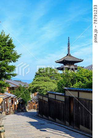 早朝の京都八坂の塔 78791233
