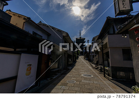 早朝の京都八坂の塔 78791374