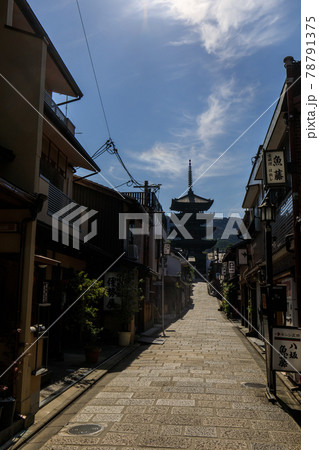 早朝の京都八坂の塔 78791375