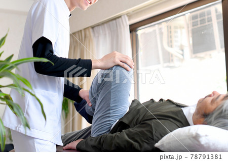 フットマッサージをする整体師の男性 フットマッサージをする整体師の男性 78791381