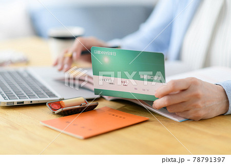 通帳を見て考えるシニア女性 78791397