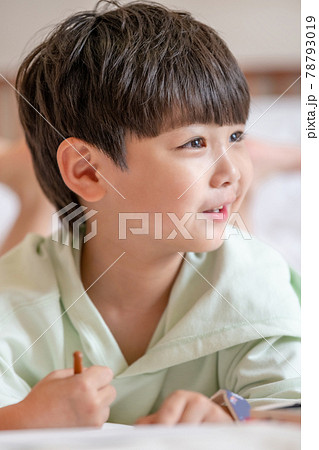 子供 鉛筆 ベッド 78793019