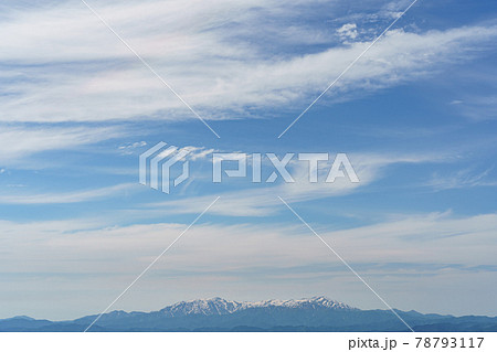 喜多方市から見た初夏の飯豊連峰と青空 78793117