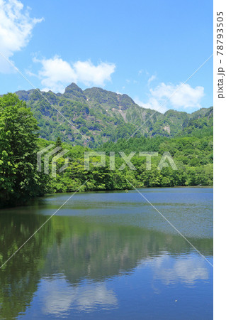 戸隠高原　初夏の鏡池 78793505