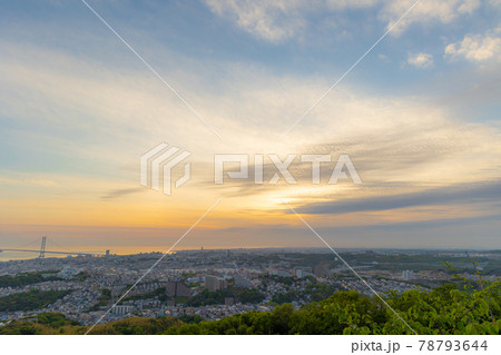 旗振り山、山頂から垂水と明石を一望した景色です。 旗振り山、山頂から垂水と明石を一望した景色です。 78793644