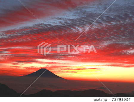 山梨と静岡の県堺峠 山伏峠 晩秋の紅彩朝焼け 山梨と静岡の県堺峠 山伏峠 晩秋の紅彩朝焼け 78793934
