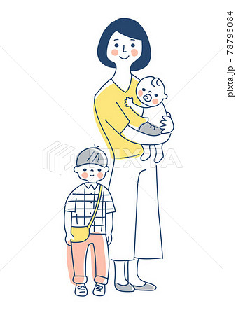 家族　赤ちゃんを抱っこしているママと男の子　 78795084