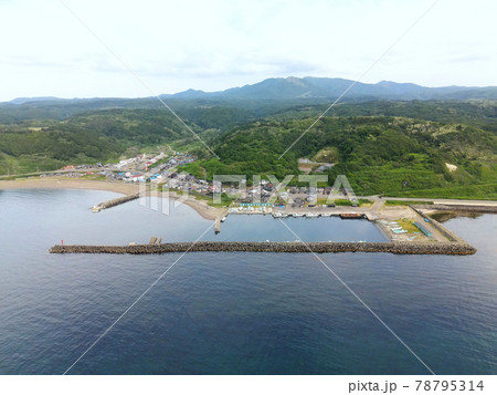 初夏の北海道江差町で泊漁港の風景を空撮 78795314