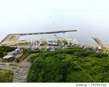 初夏の北海道江差町で泊漁港の風景を空撮 78795330
