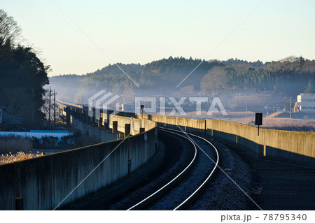 朝もやに包まれる鉄道風景 78795340