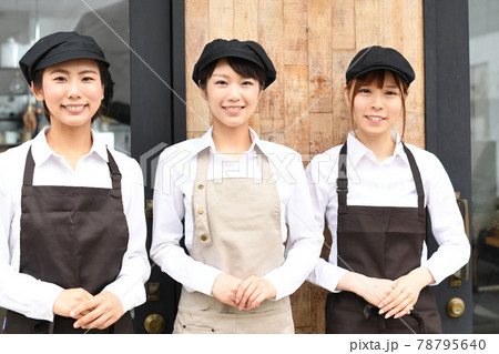 飲食店で働くエプロン姿の複数の女性が店頭にいるイメージ 78795640