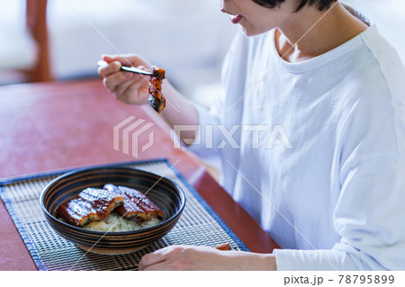 鰻　食べる　シニア　【 土用 の 丑の日 イメージ 】 78795899