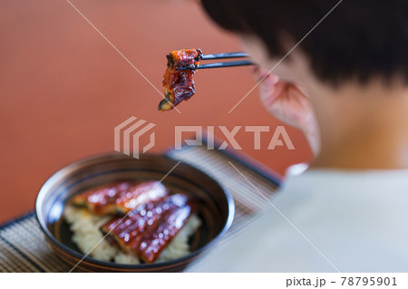 鰻 食べる シニア 【 土用 の 丑の日 イメージ 】 鰻 食べる シニア 【 土用 の 丑の日 イメージ 】 78795901