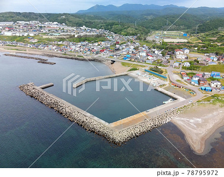 初夏の北海道江差町で五勝手漁港の風景を空撮 初夏の北海道江差町で五勝手漁港の風景を空撮 78795972