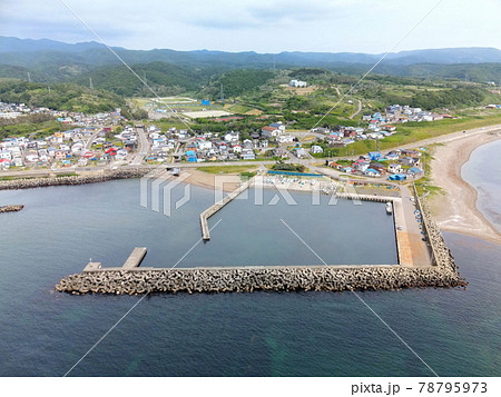 初夏の北海道江差町で五勝手漁港の風景を空撮 初夏の北海道江差町で五勝手漁港の風景を空撮 78795973