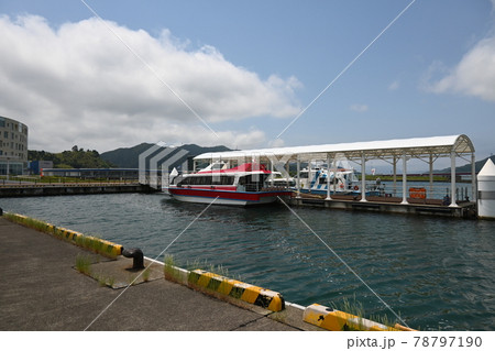 福井県大飯町　道の駅「うみんぴあ大飯」　広がる青い海と空　見晴らし最高の景色　青葉山と青戸大橋　 78797190