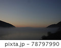 琵琶湖の朝　滋賀県長浜市塩津 78797990