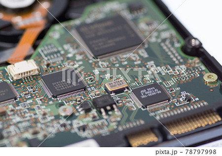 半導体が多数使用される電子機器のクローズアップ 78797998