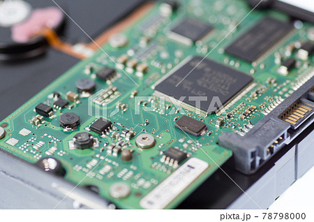 半導体が多数使用される電子機器のクローズアップ 78798000
