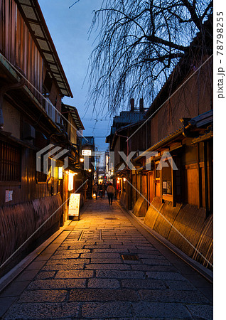 祇園白川の夜桜2021春 78798255