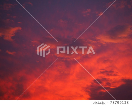 赤く染まった美しい夕焼け雲 赤く染まった美しい夕焼け雲 78799138