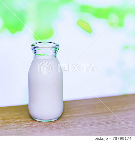 牛乳　ミルク　【 高原 の 朝 イメージ 】 78799174