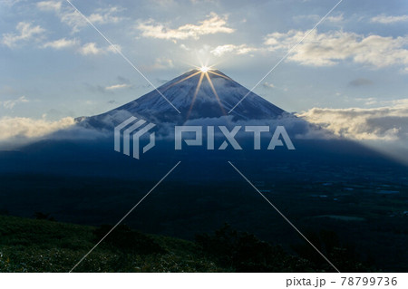 山梨県竜ヶ岳からの初日の出ダイヤモンド富士 78799736
