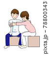 台に座ってリハビリする人とセラピスト 78800343