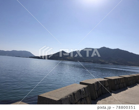 《うさぎの島（大久野島）から見る海と青空と山の風景》（広島県　竹原市） 78800351