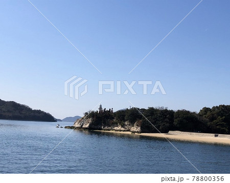 《うさぎの島(大久野島)から見る海と青空と山と灯台の風景》(広島県 竹原市) 《うさぎの島(大久野島)から見る海と青空と山と灯台の風景》(広島県 竹原市) 78800356