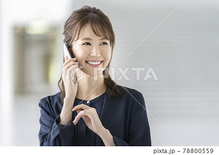 スマートフォンで通話する30代のビジネスウーマン  78800559
