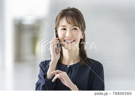 スマートフォンで通話するアラサーの女性 78800560
