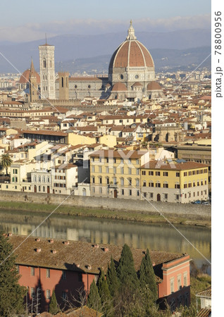 イタリア、フィレンツェ、ミケランジェロ広場からの眺め、ドゥオモ（花の聖母寺） 78800956