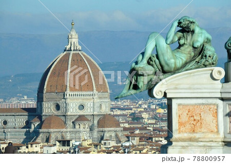 イタリア、フィレンツェ、ミケランジェロ広場からの眺め、ドゥオモ（花の聖母寺） 78800957