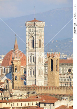 イタリア、フィレンツェ、ミケランジェロ広場からの眺め、ドゥオモ(花の聖母寺)、ジョットの鐘楼 イタリア、フィレンツェ、ミケランジェロ広場からの眺め、ドゥオモ(花の聖母寺)、ジョットの鐘楼 78800970