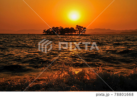 宍道湖に沈む夕日の絶景 78801668