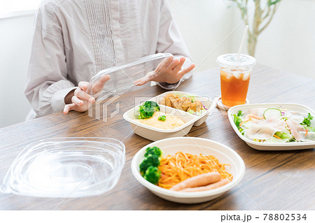テイクアウト デリバリーフードを食べる女性 テイクアウト デリバリーフードを食べる女性 78802534