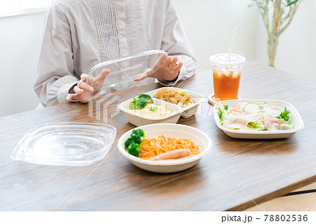 テイクアウト デリバリーフードを食べる女性 テイクアウト デリバリーフードを食べる女性 78802536