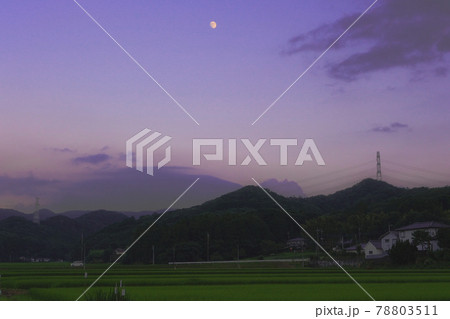 田舎のノスタルジックな夕景 78803511