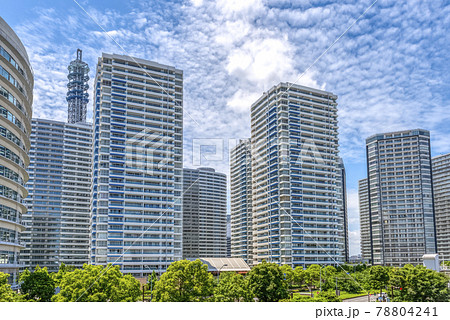 横浜みなとみらいの都市風景　タワーマンション 78804241