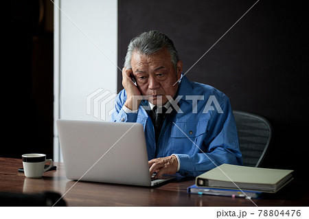 作業服の男性　シニア　悩む 78804476