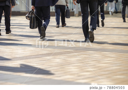 通勤する男性の後ろ姿の足元 78804503