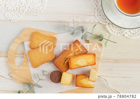 カッティングボードに置かれた焼き菓子と紅茶 カッティングボードに置かれた焼き菓子と紅茶 78804782