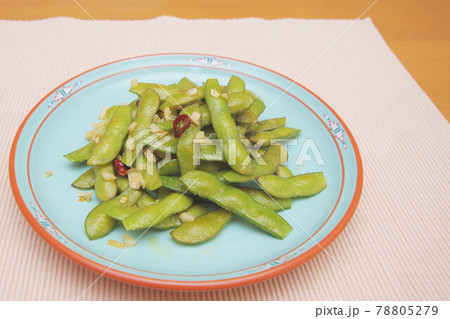 茹でた枝豆をペペロンチーノ風の味付けで炒めた 78805279
