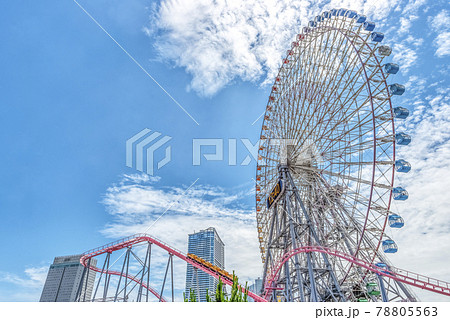 横浜の都市風景　観覧車と高層ビル 78805563