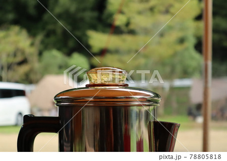 アウトドアにてパーコレーターでコーヒーを沸かす 78805818