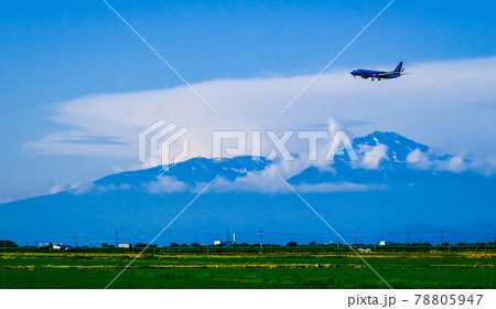 鳥海山を飛ぶヒコーキ 78805947