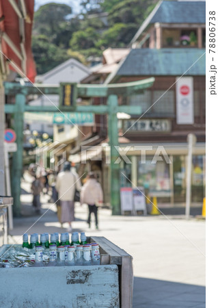 【江の島　江の島弁財天仲見世通り商店街と鳥居】 78806738