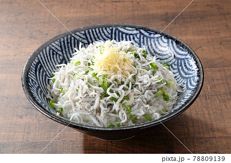 テーブルのしらす丼 78809139